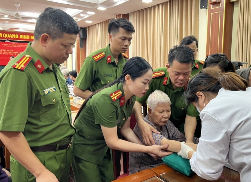 Phòng An ninh đối ngoại tăng cường tuyên truyền triển khai thu nhận mẫu ADN cho thân nhân liệt sỹ chưa xác định được danh tính